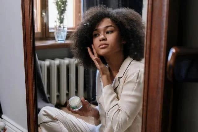 cara menunjukkan testimoni konsumen di kalimat iklan kosmetik