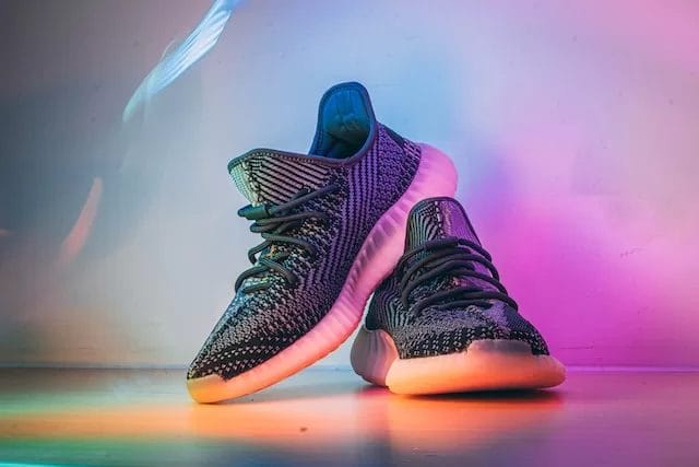 cara menawarkan gratis biaya pengiriman di kalimat iklan sepatu