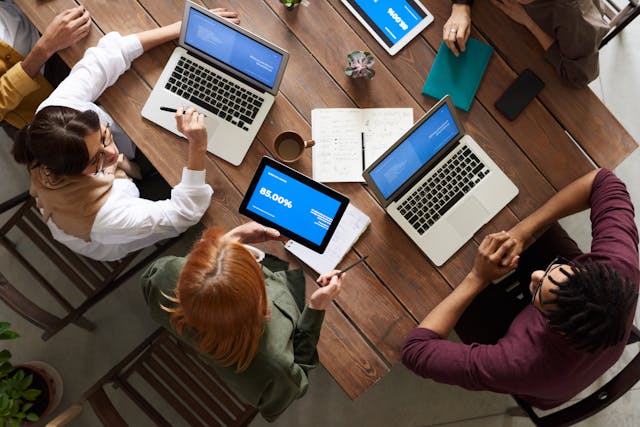 Platform as a Service Adalah : Contoh, Keuntungan, & Cara Kerjanya